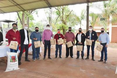 ENTREGAN CORRECTIVOS DE SUELO PARA PRODUCTORES DE MANDIOCA DE ALTO VERA