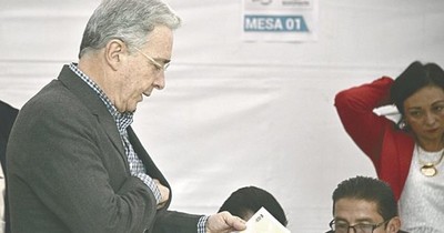 La Nación / Expresidente colombiano Álvaro Uribe recobra libertad por orden de jueza
