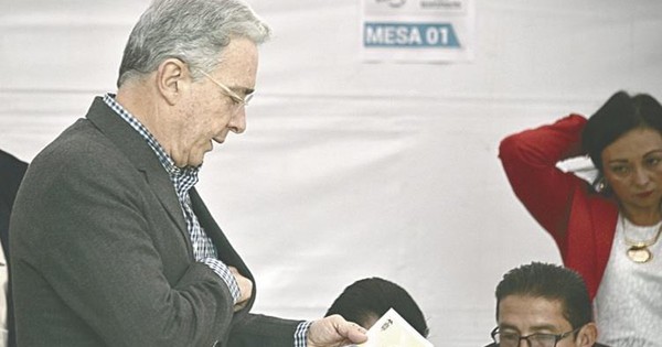 La Nación / Expresidente colombiano Álvaro Uribe recobra libertad por orden de jueza