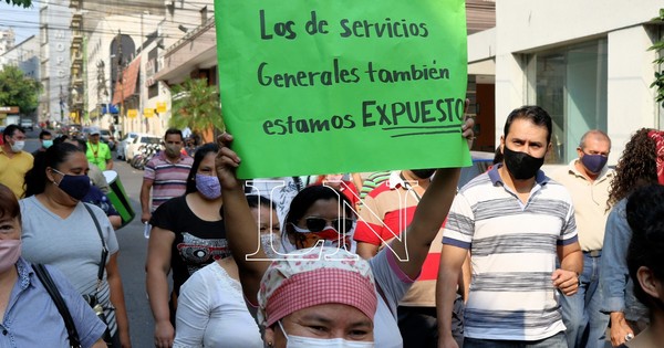 La Nación / Funcionarios de Clínicas piden pago de gratificación por exposición al COVID-19