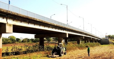 La Nación / Por sequía del arroyo Ñeembucú, limpian zona de importante puente en Pilar