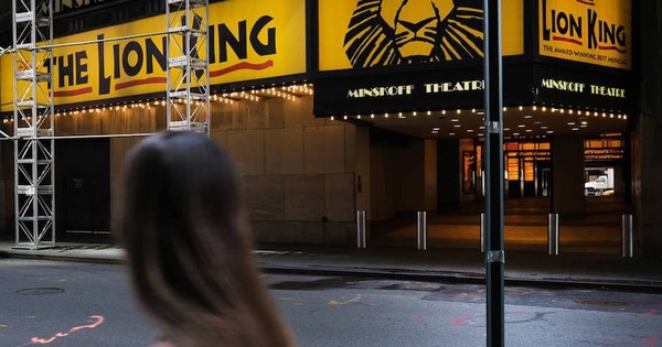 La Nación / Los musicales de Broadway volverían recién en mayo