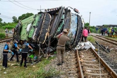 Al menos 18 muertos en Tailandia por la colisión entre un autobús y un tren