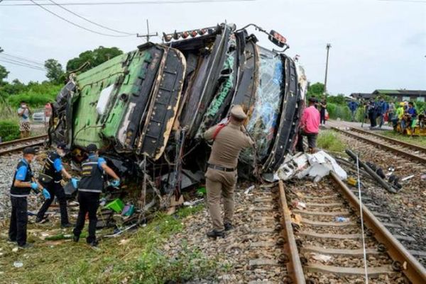 Al menos 18 muertos en Tailandia por la colisión entre un autobús y un tren