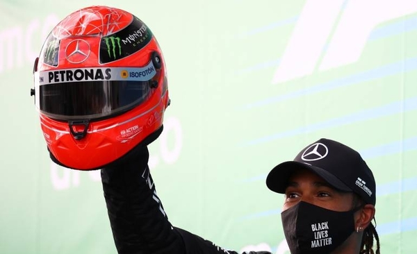 HOY / Hamilton recibió el casco de Schumacher de manos de su hijo Mick