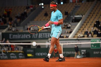 Nadal arrolla a Djokovic en Roland Garros e iguala récord de Federer