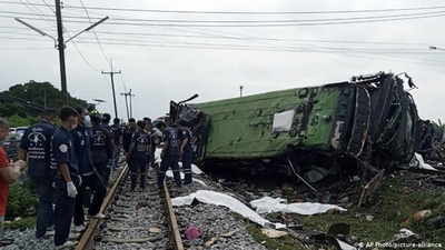 Al menos 18 muertos y 40 heridos al chocar un tren y un micro en Tailandia » Ñanduti