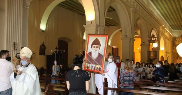 La Nación / San Chárbel, “el hombre de los milagros”, fue entronizado en la Catedral de Asunción