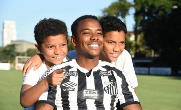 HOY / Robinho vuelve al Santos con 36 años y por poco más que un salario mínimo