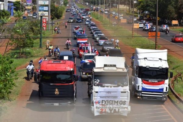 Con extensa caravana, piden expulsión de Javier Zacarías del Senado