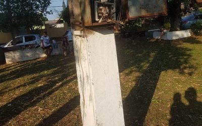 Peligrosa conexión eléctrica en plaza de Franco
