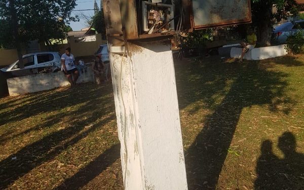 Peligrosa conexión eléctrica en plaza de Franco