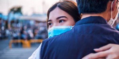 Crónica / La duda del momento: ¿Abrazo modo Covid si o no?
