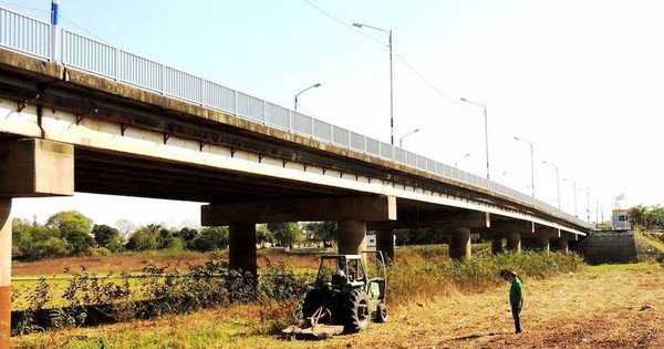 La Nación / Por sequía, limpian zona de icónico puente en Pilar