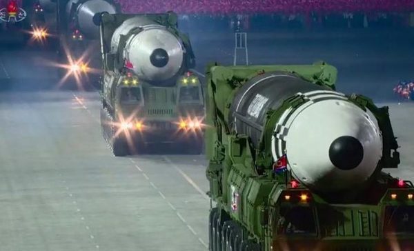 Corea del Norte exhibió un nuevo y mayor misil intercontinental