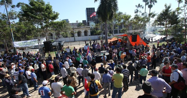 La Nación / Campesinos inician movilización en Asunción y varios puntos del interior