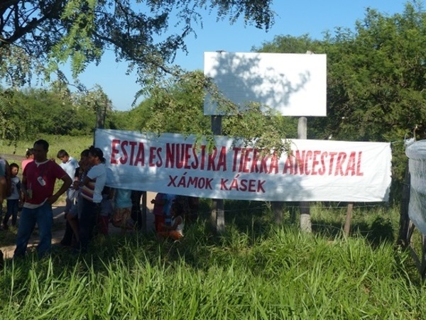 Comunidades indígenas cierran Transchaco en reclamo de recuperación de tierras
