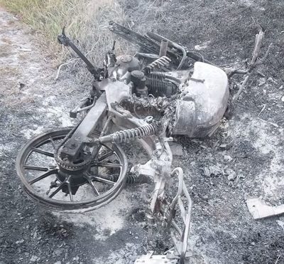 Motocicleta se incendia en plena marcha