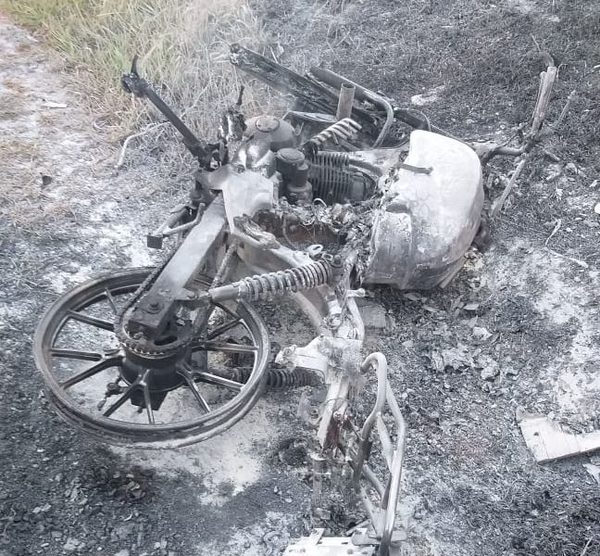 Motocicleta se incendia en plena marcha