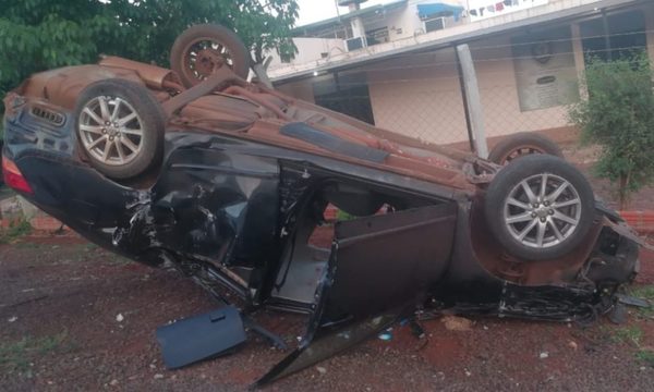 Conductor vuelca y atropella una playa de vehículos en barrio San José de CDE – Diario TNPRESS