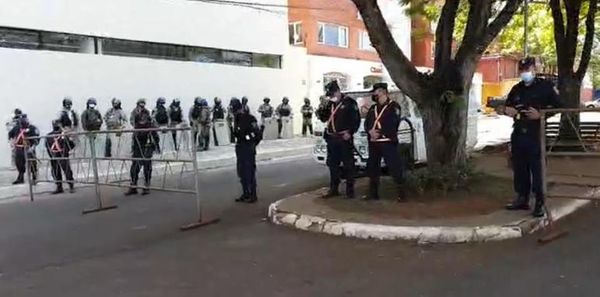 Policía descuida todos los barrios para cuidar la casa de los ladrones – Diario TNPRESS