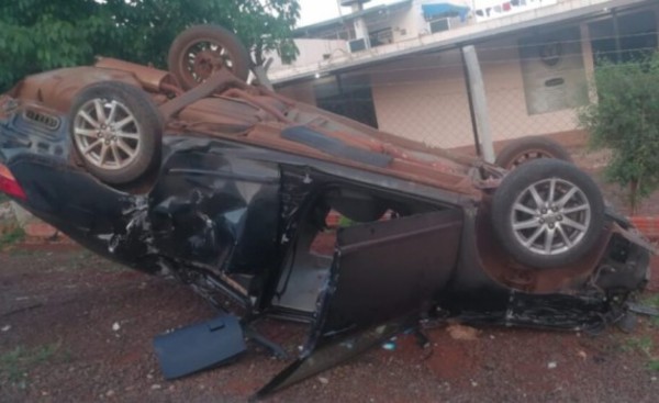 Derribó una columna, volcó y terminó dentro de una playa de vehículos