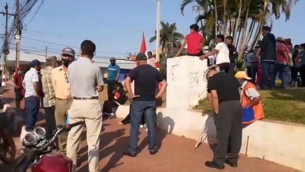 Manifestantes piden la renuncia del concejal Raúl Vera - Noticiero Paraguay