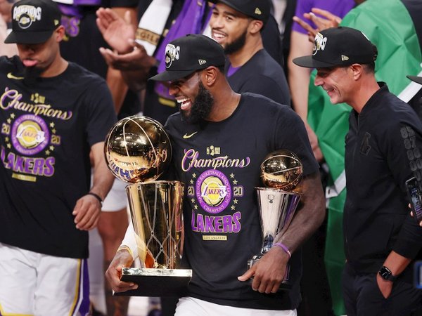 James y Lakers ganan el título del COVID-19 en memoria de Kobe Bryant