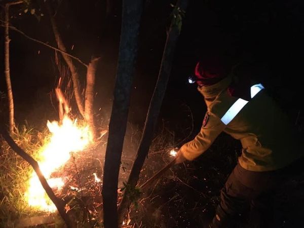 Bomberos luchan desde hace una semana para extinguir incendio en cerro de Caacupé - Nacionales - ABC Color