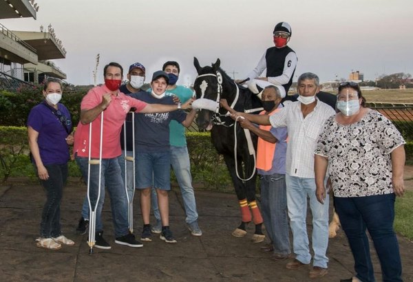 Eagle Beautiful ganó la carrera central en gran atropellada