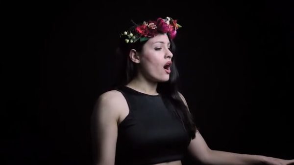 Aurora Halley rinde tributo rockero a Lana Del Rey | OnLivePy