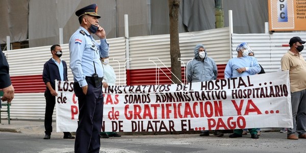 Funcionarios de Clínicas se manifiestan exigiendo el pago del plus por exposición al coronavirus - ADN Paraguayo