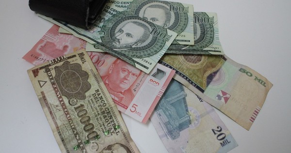 La Nación / Con 20º, el coronavirus vive un mes en billetes y teléfonos