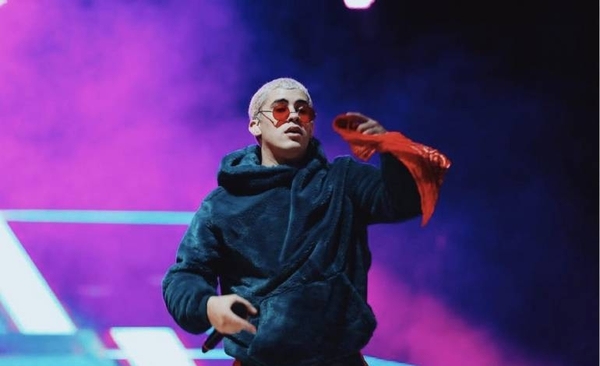 HOY / Bad Bunny amenaza con no permitir uso de su música en grupo de comunicación
