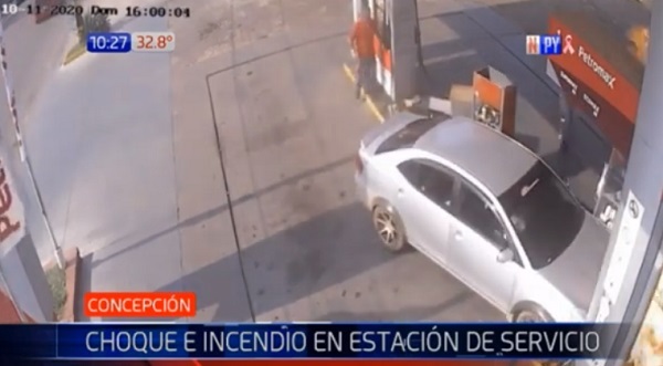 Susto en surtidor: Auto choca contra expendedora y genera llamas