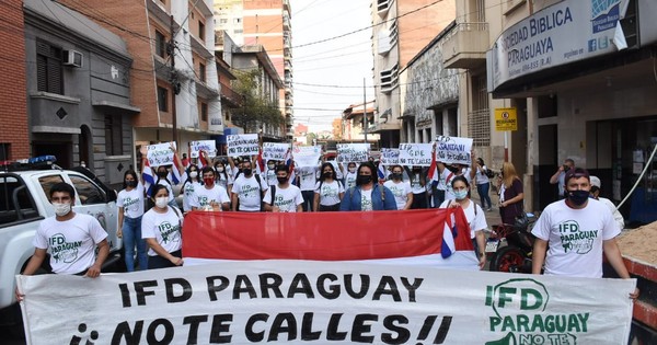 La Nación / Aspirantes a docentes se movilizan frente al MEC en contra de examen virtual