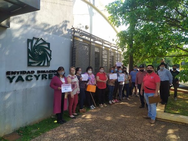 COMERCIANTES SOLICITAN A LA EBY TÍTULOS DE LOS LOCALES