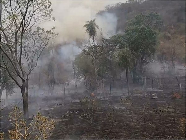 Incendio de gran magnitud en el cerro Antena de Caacupé