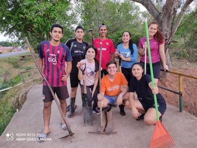 Jóvenes se juntaron para limpiar un arroyo de Yaguarón: sacaron diez bolsas de basura