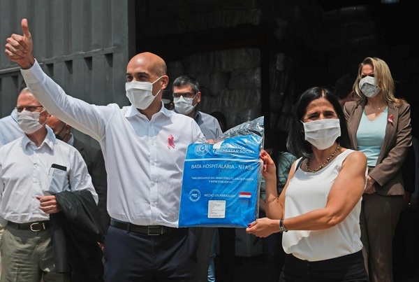 Confeccionistas nacionales entregan primera tanda de batas de protección al Ministerio de Salud - El Trueno