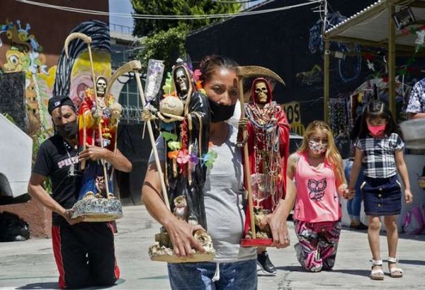 Mexicanos buscan en la santa muerte un conjuro contra la pandemia