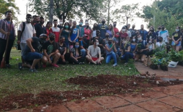 Jóvenes se reúnen para plantar 82 árboles en la Plaza San Isidro