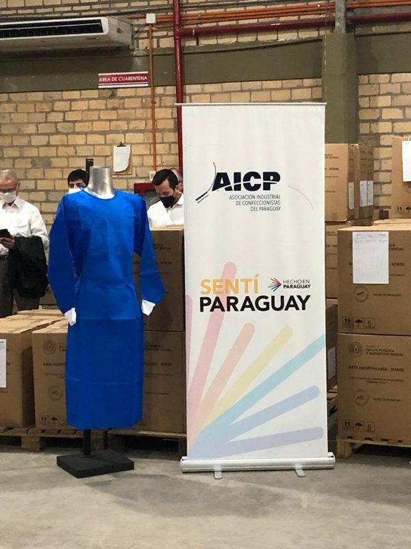 Se realizó entrega de batas hospitalarias confeccionadas en Paraguay a Salud Pública