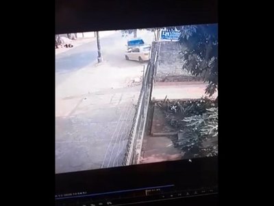 En una aparente pelea, conductor chocó a otro y derribó muralla ajena