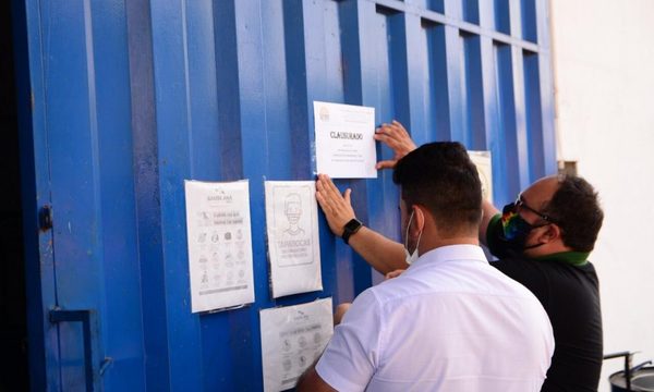 Clausuran fábrica textil por arrojar residuos a arroyo