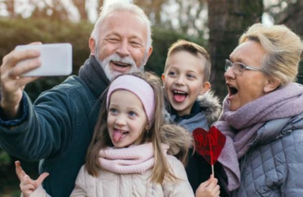 Los abuelos que cuidan esporádicamente a sus nietos viven más años - C9N