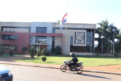 Crónica / Vichean Muni de Minga Guazú: denunciaron supuesto plata je'u