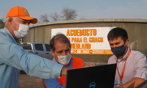 Ministro Wiens verifica obras en el Chaco Paraguayo.