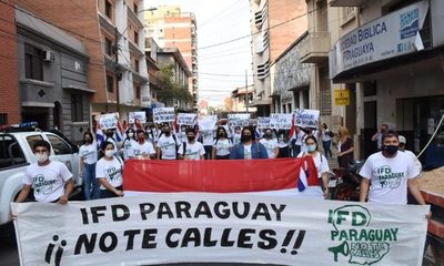 Estudiantes de docencia protestan por fallas en sistema virtual de examen