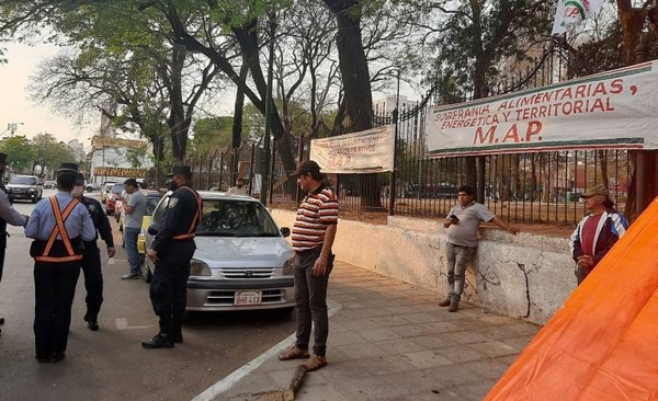HOY / Bloquean calles al costado de la Plaza Uruguaya debido a convocatoria de campesinos